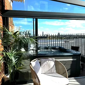  Apartment 3 X Bedroom Riverside Flat With Hot Tub On Roof Terrace United Kingdom